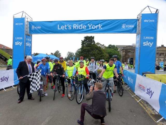 From L-R Lord Mayor, Me, Russ Downing (Team NTFO), 10,000 other cyclista